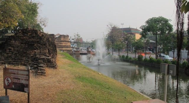 Reste der Stadtmauer von Chiang Mai mit Wassergraben und Wasserspiel