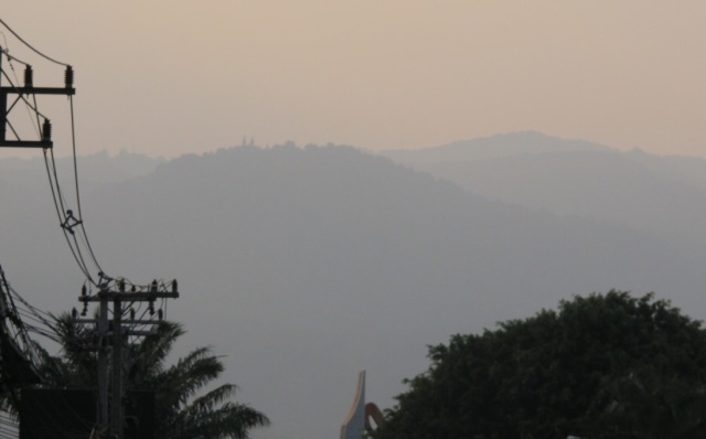 Blick durch den Dunst (Staub) auf die umliegenden Berge um Chiang Mai